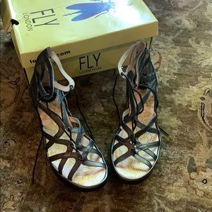 WOMENS YUKE ANTHRACITE FLY LONDON WEDGED SANDALS